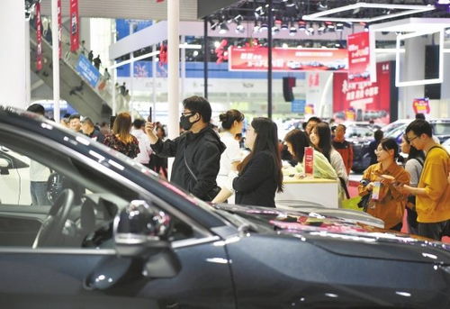 新能源車首次占上風