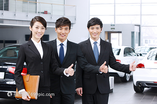 專業(yè)汽車銷售人員的核心素養(yǎng) 精準(zhǔn)選擇與配件推薦